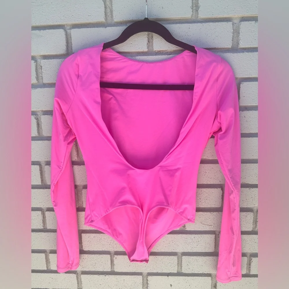SKIMS Fits Everybody low back, long sleeve, neon orchid pink bodysuit - Picture 4 of 6